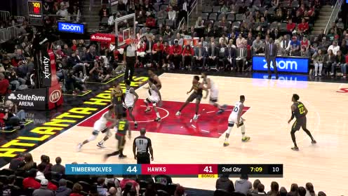 【NBA集錦】特雷楊秀一發(fā)騷氣擊地背傳 帕克不負(fù)完美助攻接球怒扣