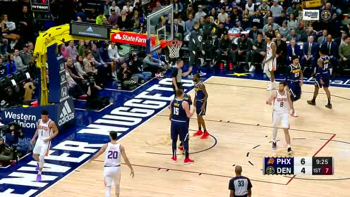 【NBA集锦】只身入虎穴典范 布克箭步穿云单挑上篮强造2+1