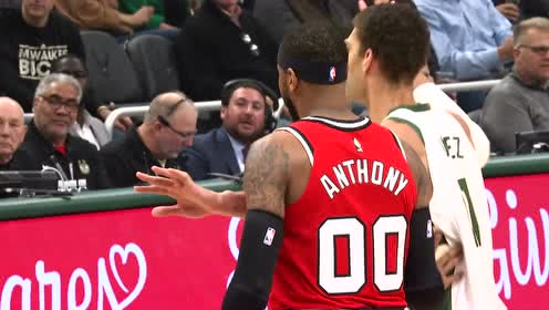 【NBA集锦】今天开场手感就好 字母哥弧顶三分手起刀落