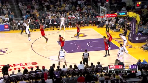 【NBA集錦】聽說你三分特別準(zhǔn)？ 詹姆斯運球三分+超遠三分示威特雷楊