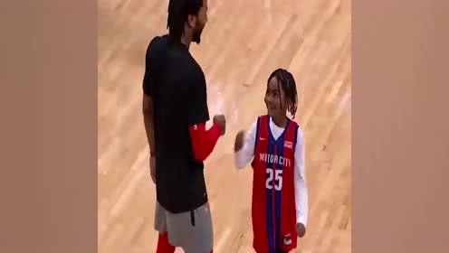 【NBA集锦】一招一式如出一辙!罗斯儿子陪老爸训练 运球投篮像极玫瑰