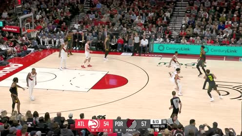【NBA集锦】特雷杨吸引防守火力 背传帕克三分一箭穿心