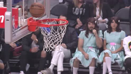 【NBA集錦】祖巴茨這球讓人哭笑不得 觀眾席的女裝大佬都看傻眼了！