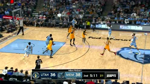 【NBA集錦】拍屁股以示鼓勵？克勞德空接秒傳莫蘭特平筐暴扣