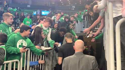 【NBA集锦】塔图姆与球迷亲密互动 “小杰伦布朗”拿到签名后友好拍肩
