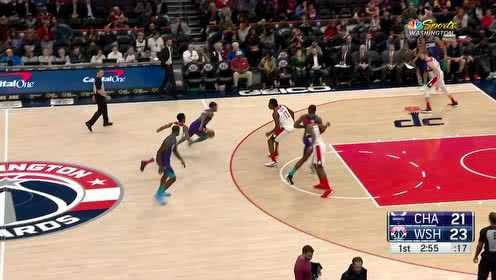 【NBA集錦】比永博飛身劈筐勢大力沉 比爾三分穿針還以顏色