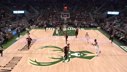 【NBA集锦】根本挡不住 字母哥突破侧身挤过马尔卡宁强行上篮得手