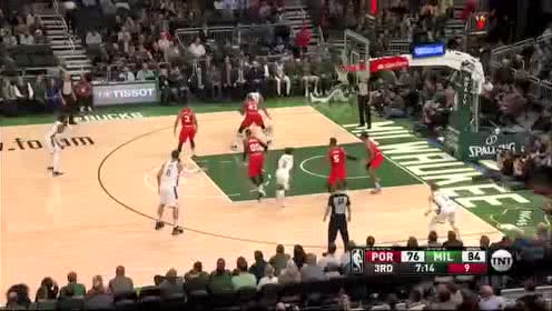 【NBA集锦】托利弗哪能按得住他？字母哥碾压篮下双手背扣