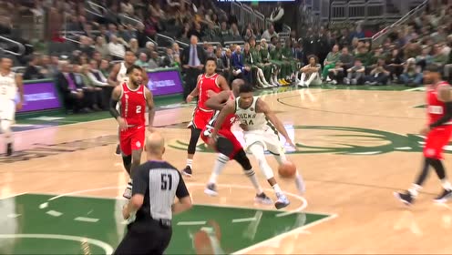 【NBA集锦】冲起来根本拦不住！字母哥快攻硬杀篮下强打2+1