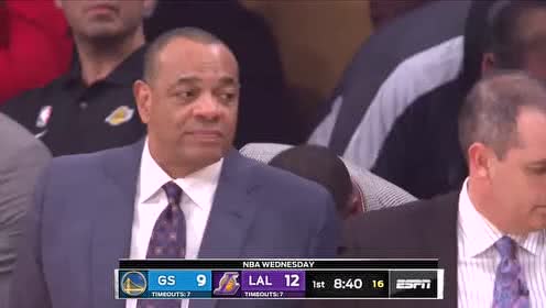 【NBA集锦】这一下子看着真疼 库兹马遭格林重创打出鼻血