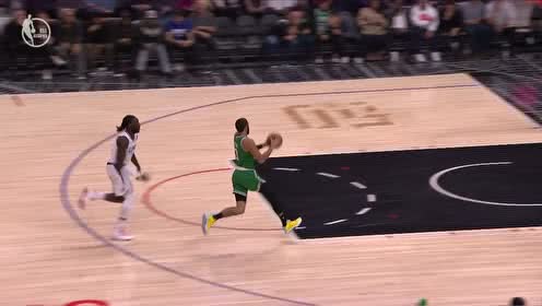 【NBA集锦】哈雷尔接球失误 斯马特趁机抢断长传塔图姆暴扣