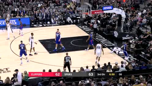 【NBA集錦】懷特救球踩腳萊昂納德扭傷自己 蹣跚走回替補席希望他沒事兒