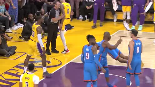 【NBA集錦】詹姆斯迅速打反擊！飛火流星殺到籃下輕松扣進2+1