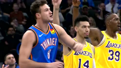 【NBA集錦】看給教練氣的！多諾萬怒噴裁判吃技犯