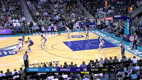 【NBA集锦】真的是大饱眼福 华盛顿持球突破再送单臂劈扣