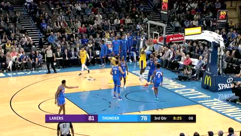 【NBA集錦】面前全是小蝦米 詹姆斯轉身掛筐暴扣