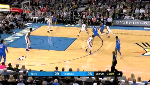 【NBA集錦】硬懟恩比德墊步起飛 貝茲利直接折疊暴扣撕裂籃筐