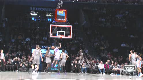 【NBA集锦】巴恩斯一飞冲天单臂虐筐 可惜超时被判无效