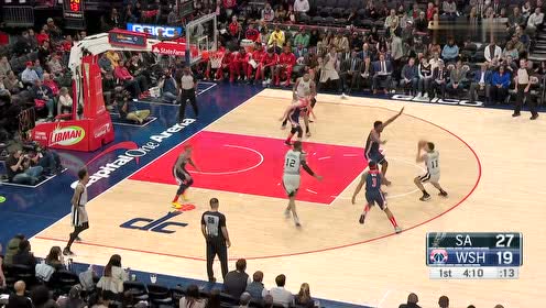 【NBA集锦】福布斯假投真传直塞篮下 阿尔德里奇心领神会接球取分
