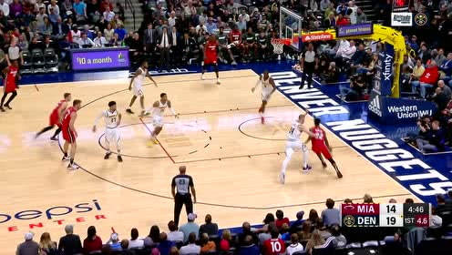 【NBA集锦】巴特勒甩开防守 手腕一抖反手上篮