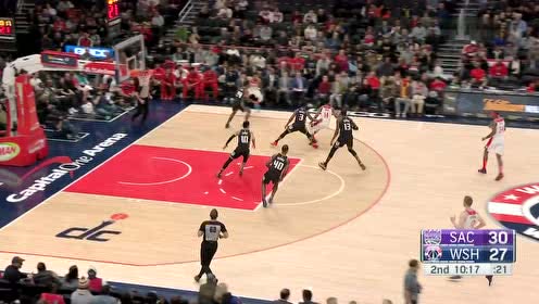 【NBA集錦】強硬的身體對抗 巴恩斯硬殺籃下上上籃打進