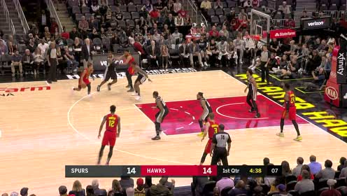 【NBA集錦】特雷-楊反手籃下送妙傳 費(fèi)爾南多雙手掛筐重扣