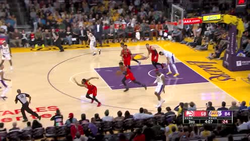【NBA集錦】這就略微有些尷尬了！濃眉起飛單臂劈扣居然扣飛