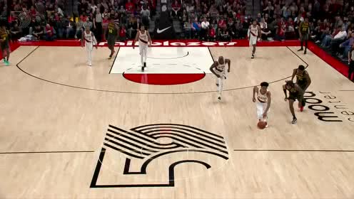 【NBA集锦】从哪里跌倒就从哪里趴着 小西蒙斯扣飞倒地