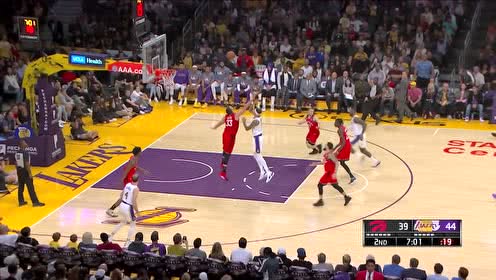 【NBA集錦】詹姆斯半場這就快三雙了？年邁老漢突然竄出輕巧補(bǔ)進(jìn)兩分