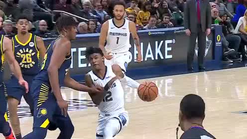 【NBA集锦】莫兰特滑翔上篮不慎受伤 在队医搀扶下返回更衣室接受治疗