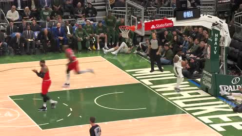 【NBA集锦】特伦特死亡缠绕完成抢断 长传托利弗隔扣字母哥