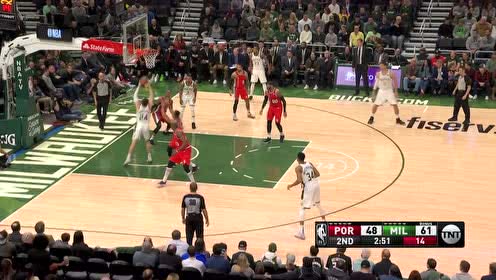 【NBA集锦】字母哥击地送妙传 康诺顿接球篮下双手重扣