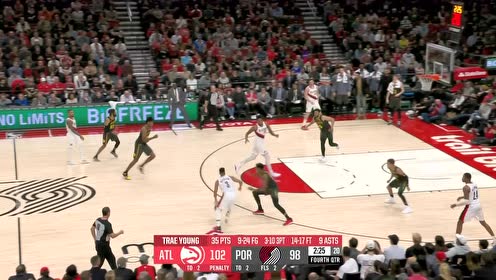 【NBA集锦】开启杀神模式!特雷杨迎着嘘声命中超远三分!