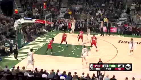 【NBA集锦】迪温琴佐三分偏出 康诺顿原地起跳完成补扣