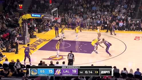 【NBA集锦】詹姆斯突破上篮遭格林盖帽 二次进攻直接补篮命中