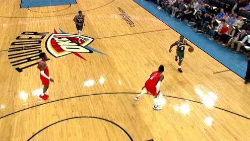 【NBA集錦】這球咋進(jìn)的？布萊德索臉朝下上籃打進(jìn)還造犯規(guī)