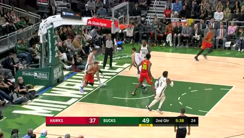 【NBA集錦】接球就是沖！特雷楊側(cè)身扛著伊利亞索瓦上籃打板