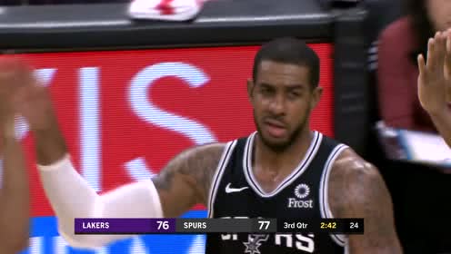 【NBA集錦】掛著霍華德胳膊硬上！阿德后撤步中距離2+1穩(wěn)穩(wěn)的