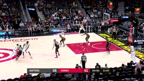 【NBA集錦】楊少俠再送騷助攻 瓊斯勢大力沉空切砸扣！
