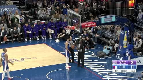 【NBA集錦】費(fèi)城好小伙兒！ 西蒙斯見義勇為幫助裁判用拖把將球捅下