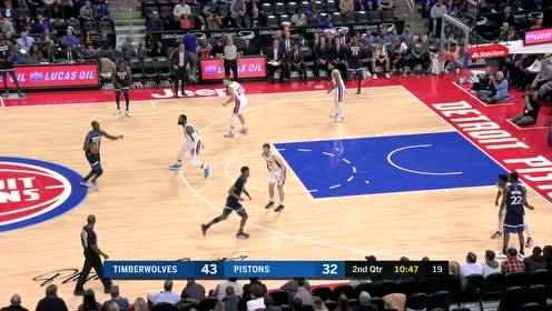 【NBA集锦】全明星级别待遇!5名森林狼球员合围照顾格里芬