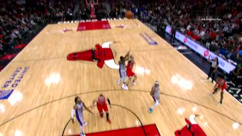 【NBA集锦】把对手都看懵了 马尔卡宁弧顶命中3+1