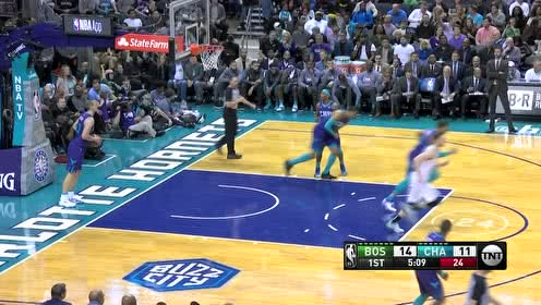 【NBA集锦】斯玛特不看人击地妙传 海沃德空切起飞双手砸筐