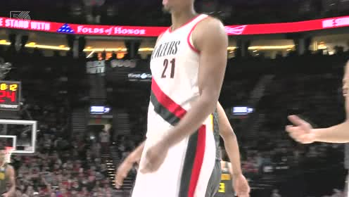 【NBA集锦】特雷杨开心笑纳开拓者失误 风骚背传帕克打成2+1