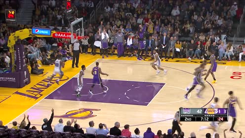 【NBA集錦】庫茲馬底角三分手感發(fā)燙 再來直殺內(nèi)線滯空滑翔連取5分