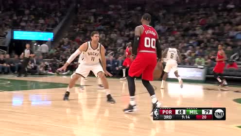 【NBA集锦】安东尼一步过掉大洛佩兹 长驱直入上篮得手