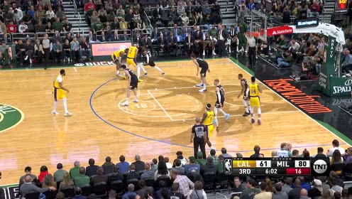 【NBA集錦】詹姆斯殺入籃下吸引兩人防守 妙傳麥基完成雙手重扣