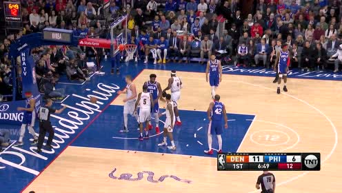 【NBA集錦】西蒙斯隱蔽撞后腰 穆雷翻滾倒地痛苦下場