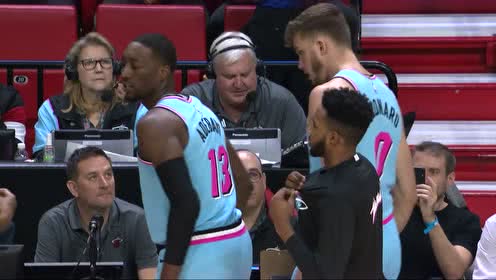 【NBA集錦】詹姆斯重回邁阿密拋撒鎂粉 魔獸在一旁用礦泉水“拍攝”