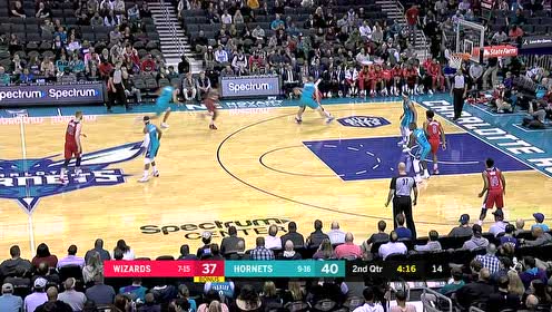 【NBA集锦】瓦格纳击地一传 比尔加速空切进去接球起飞暴扣虐筐
